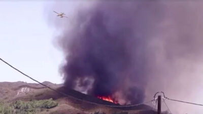 Yunanistan’da yangına müdahale eden bir uçak düştü