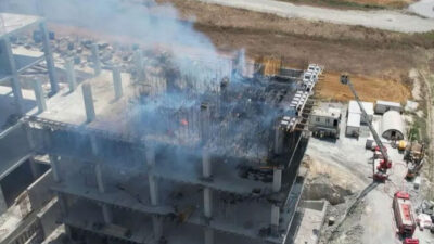 Fabrika inşaatında yangın! Dumanlar bir çok ilçeden görüldü