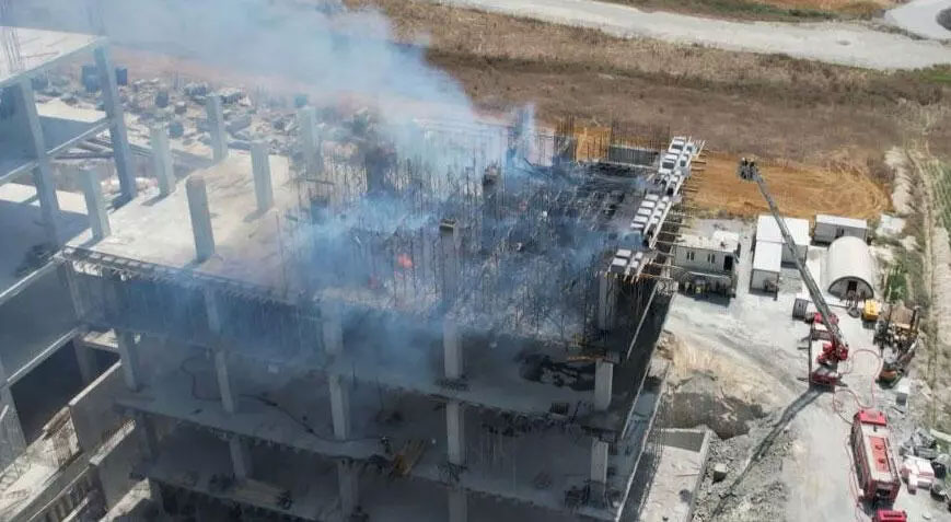 Fabrika inşaatında yangın! Dumanlar bir çok ilçeden görüldü