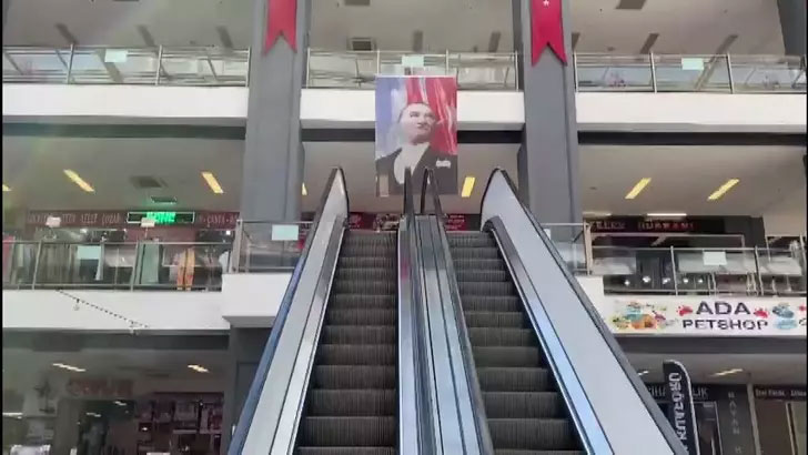 AVM’de korku dolu anlar! 6 yaşındaki çocuğun parmağı yürüyen merdivenlere sıkıştı