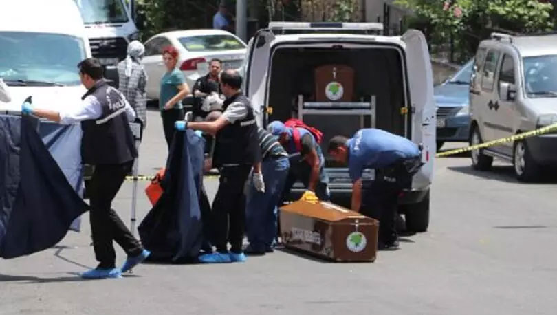 Tartıştığı eşini sokak ortasında öldürüp, intihar etti