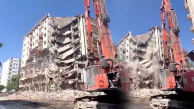 Anbean kaydedildi! Ağır hasarlı bina yıkım sırasında çöktü