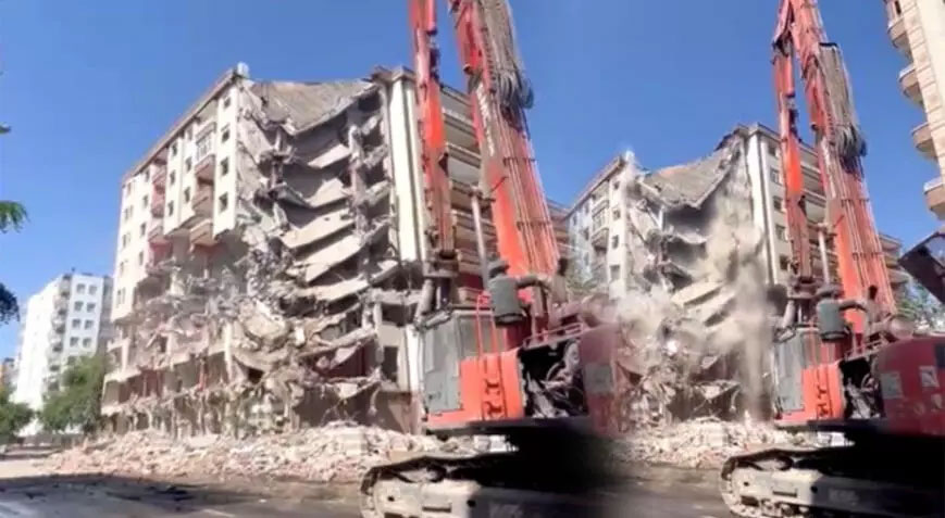 Anbean kaydedildi! Ağır hasarlı bina yıkım sırasında çöktü