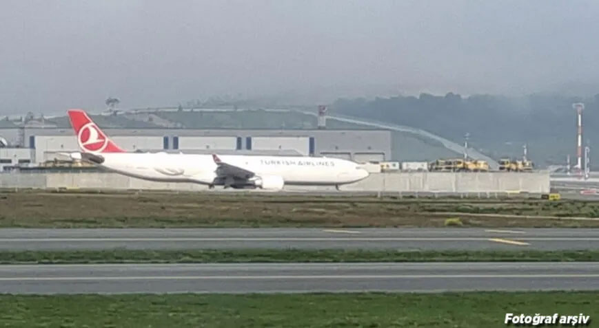 Dumanlar yükselen THY uçağı acil iniş yaptı