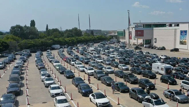Gurbetçi akını devam ediyor: 295 bin 979 araç giriş yaptı