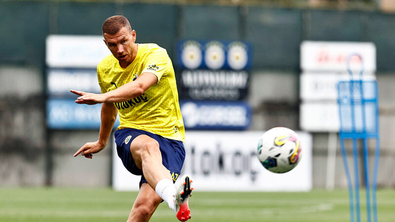 Edin Dzeko, ilk antrenmanına çıktı Fenerbahçe'de yeni transfer Edin Dzeko, ilk kez takımla çalıştı.