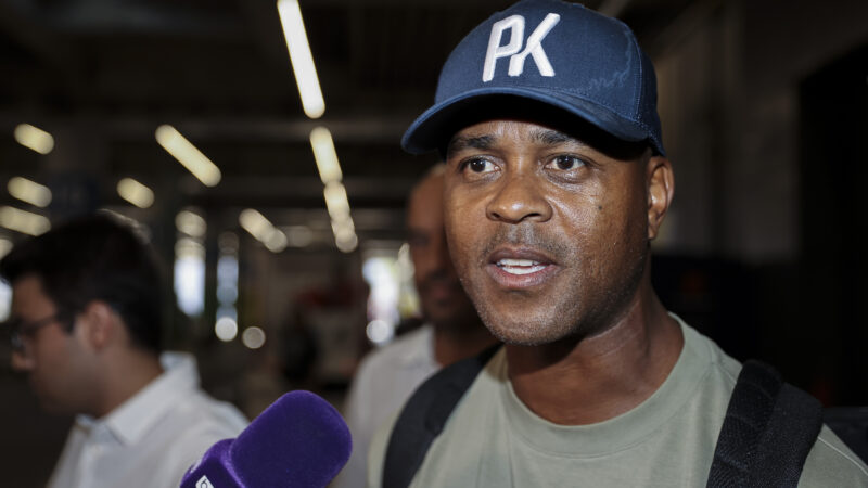 Adana Demirspor’da Kluivert dönemi Adana Demirspor'un kulüp başkanı Murat Sancak, İstanbul'a gelen Hollandalı teknik