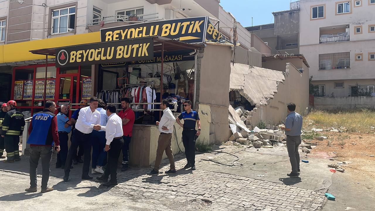 Gaziantep’te 2 katlı binanın duvarı çöktü: 4 yaralı
