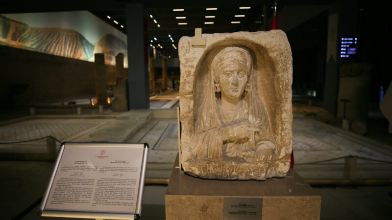 Zeugma kökenli mezar steli Türkiye’ye iade edildi Kültür ve Turizm Bakanı Mehmet Nuri Ersoy, farklı ülkelerden son
