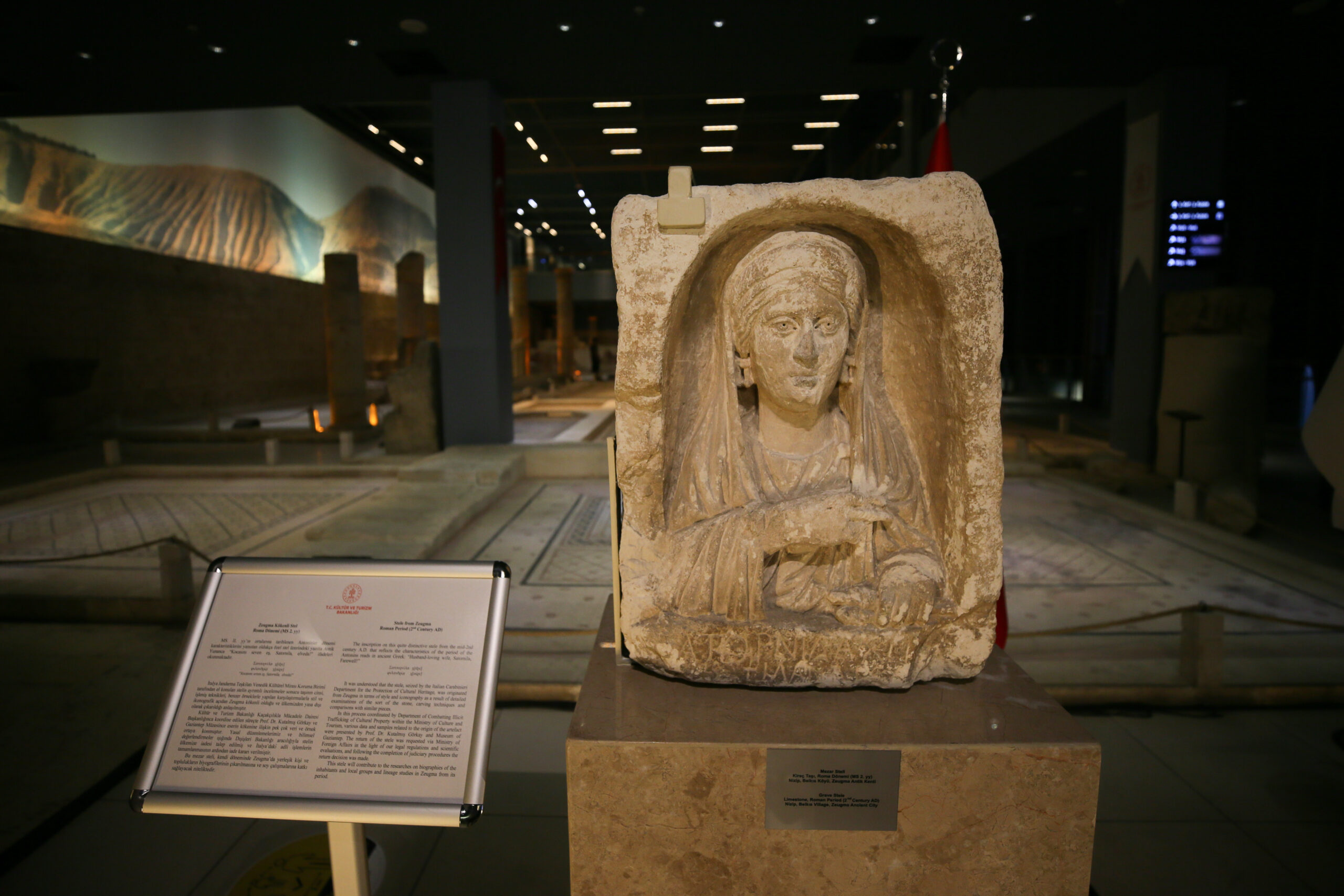 Zeugma kökenli mezar steli Türkiye’ye iade edildi 3 AA 20230713 31665899 31665892 KULTUR VE TURIZM BAKANI ERSOY GAZIANTEPTE scaled