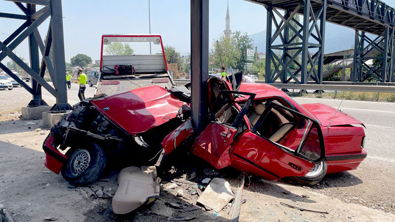 Bursa'nın Yıldırım ilçesinde bir üst geçidin ayaklarına çarpan otomobildeki 2