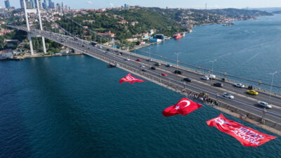 15 Temmuz Şehitler Köprüsü’ne dev Türk bayrağı