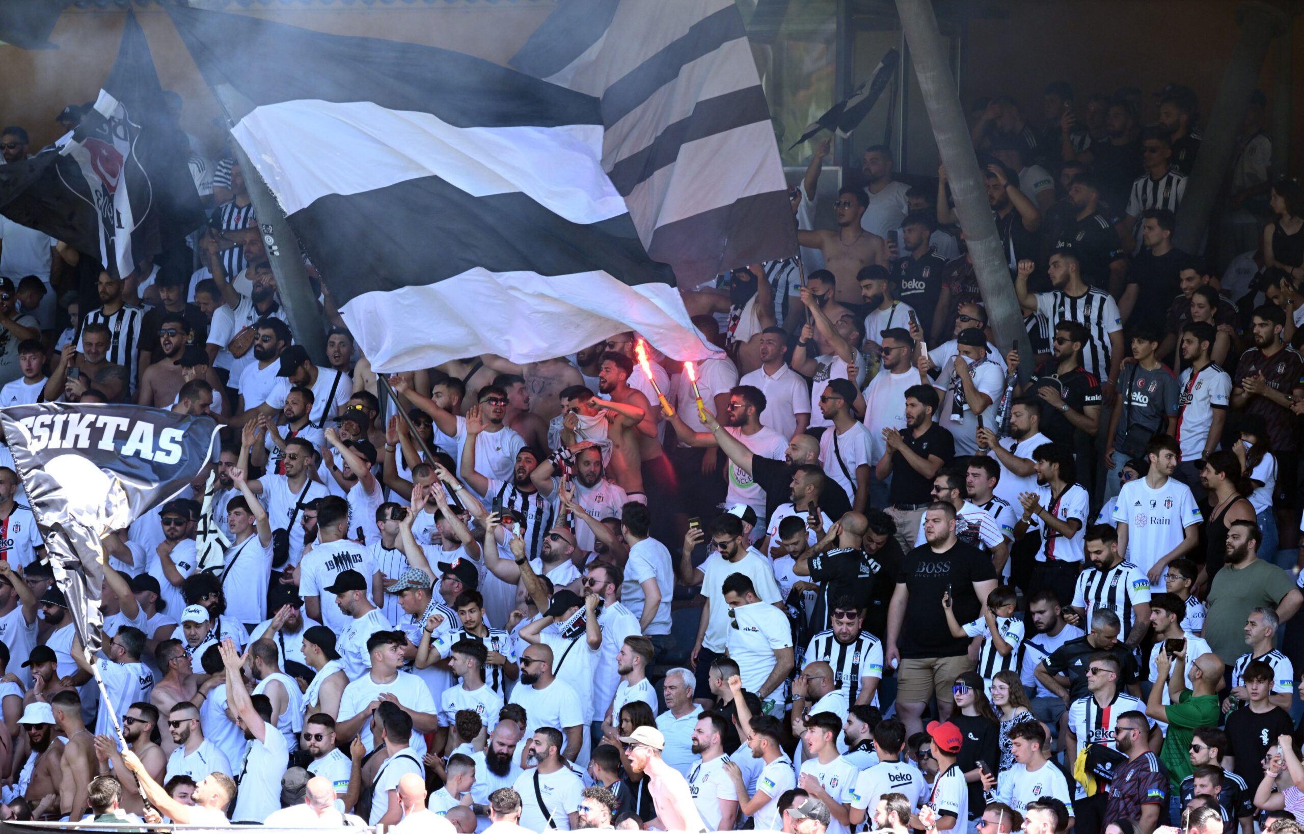 Beşiktaş’ın maçını havai fişek bitirdi! Beşiktaş’ın maçını havai fişek bitirdi!