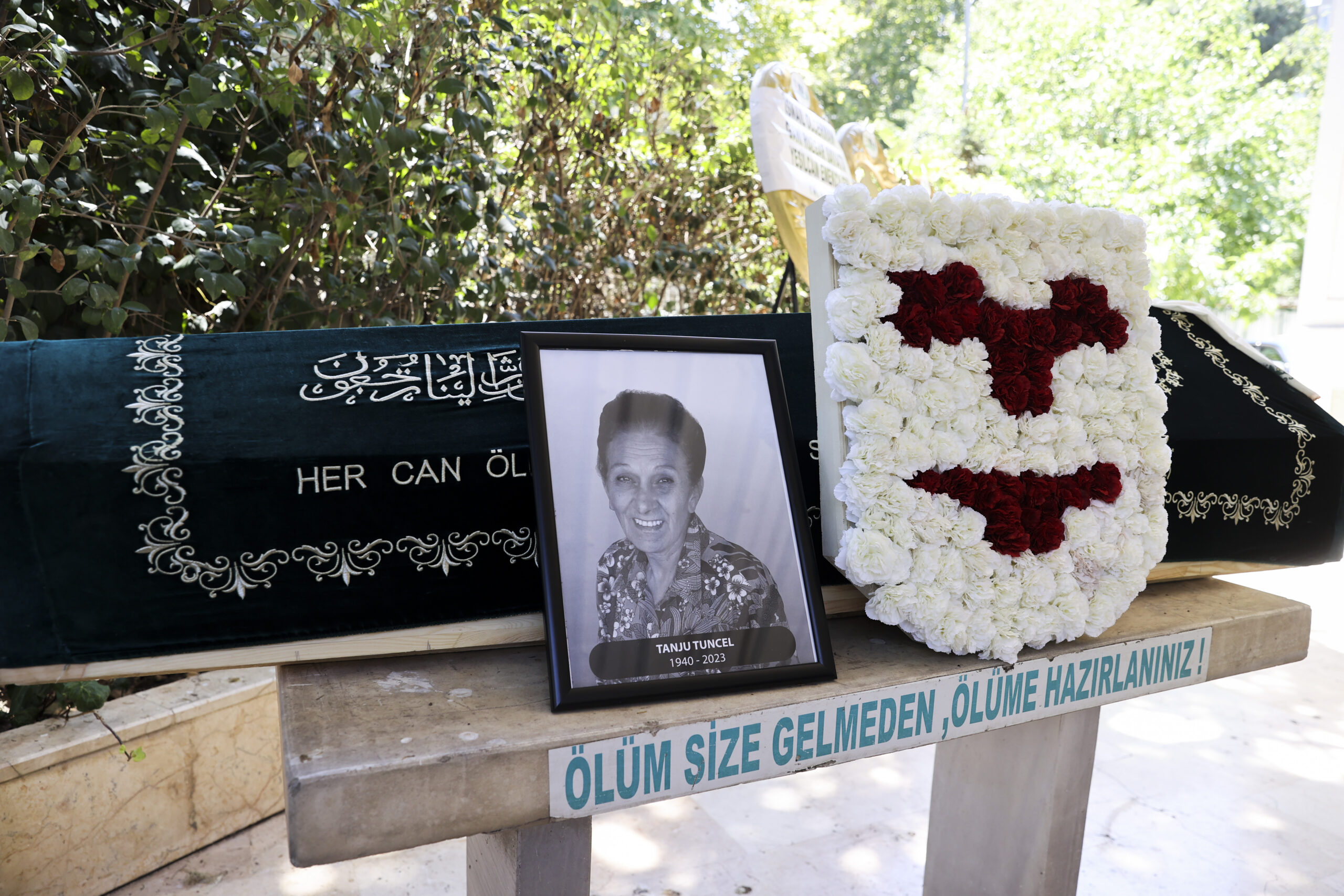 Usta sanatçıya son görev! Usta sanatçıya son görev!