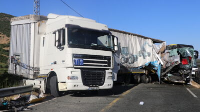 Otobüs TIR’a çarptı: 1 ölü, 34 yaralı