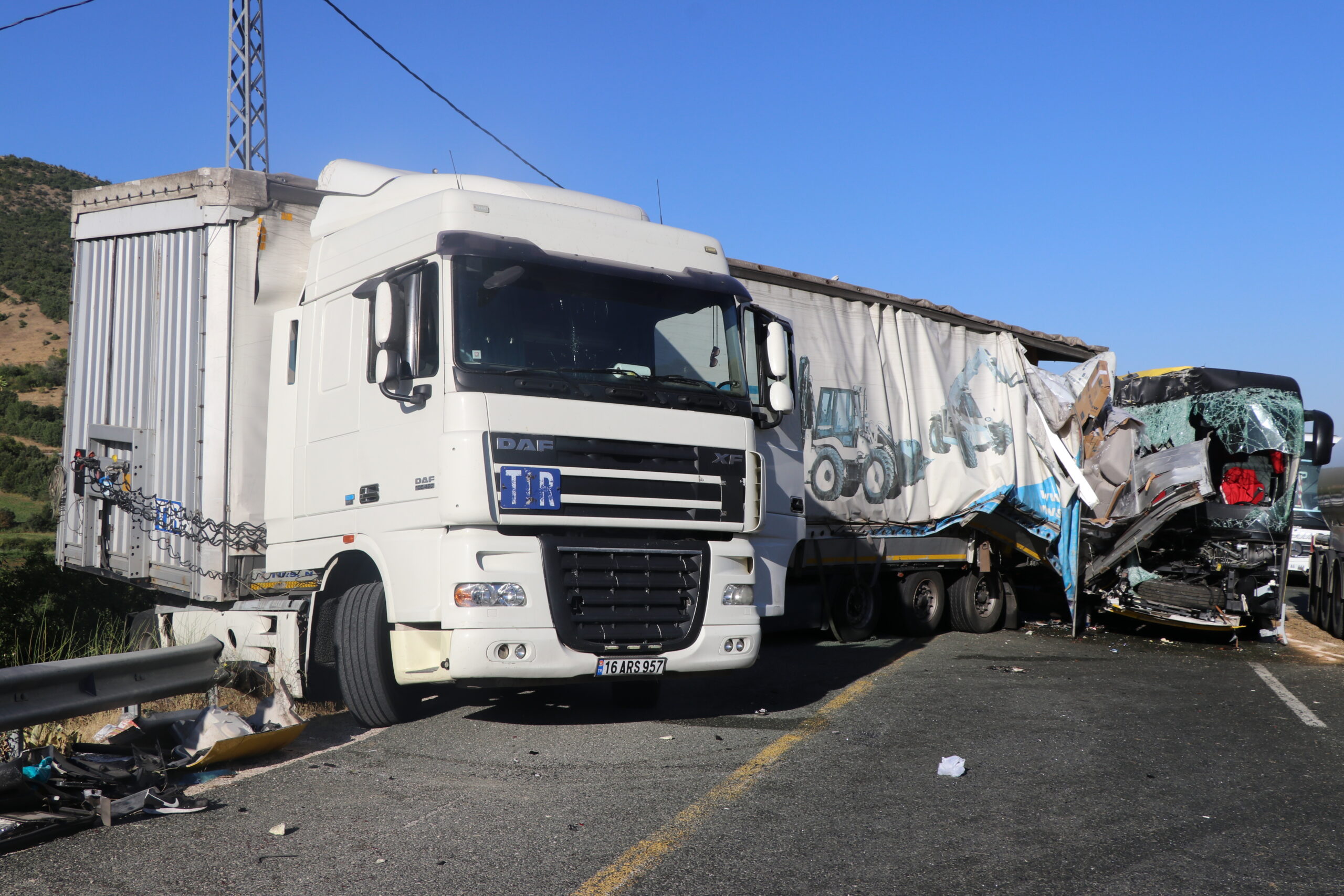 Otobüs TIR’a çarptı: 1 ölü, 34 yaralı