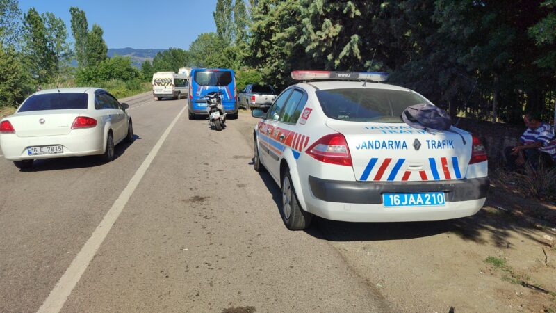 Bursa'nın Orhangazi ilçesinde, kamyonete çarpan motosikletin ağır yaralanan sürücüsü kaldırıldığı