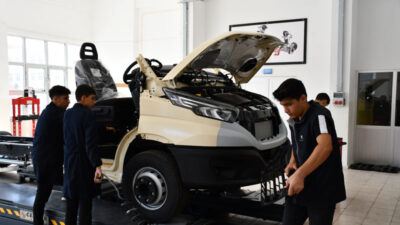 Bursa’nın meslek liseleri yaz tatilinde de durmuyor