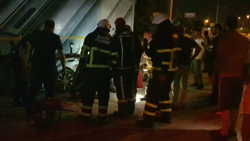 Bursa'nın İnegöl ilçesinde akaryakıt istasyonuna girmeye çalışan TIR'a arkadan çarpan