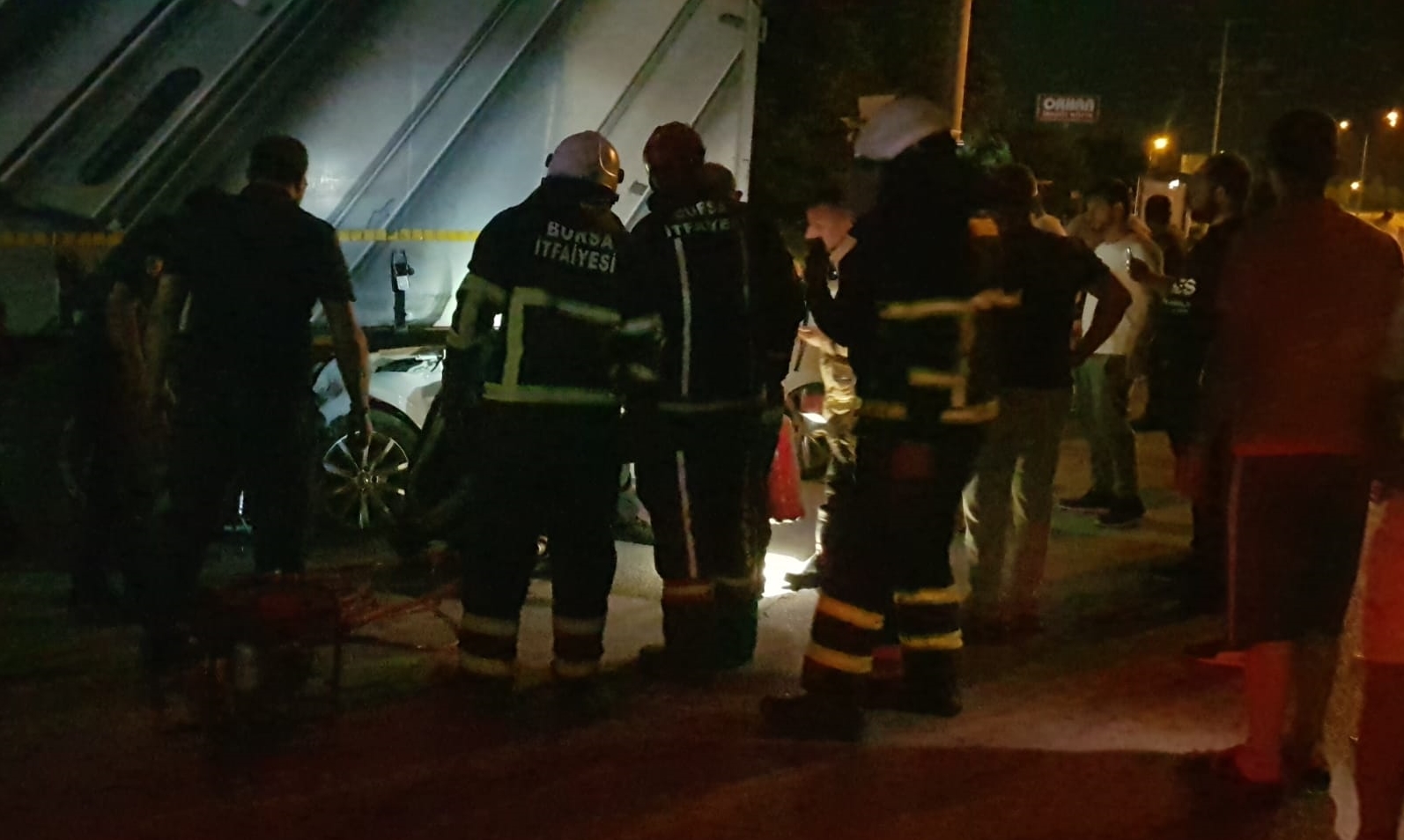 Bursa’da otomobil TIR’a arkadan çarptı: 1 ölü
