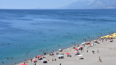 Turizm kentinde sıcak hava bunaltıyor! Hava 44, deniz 27 derece