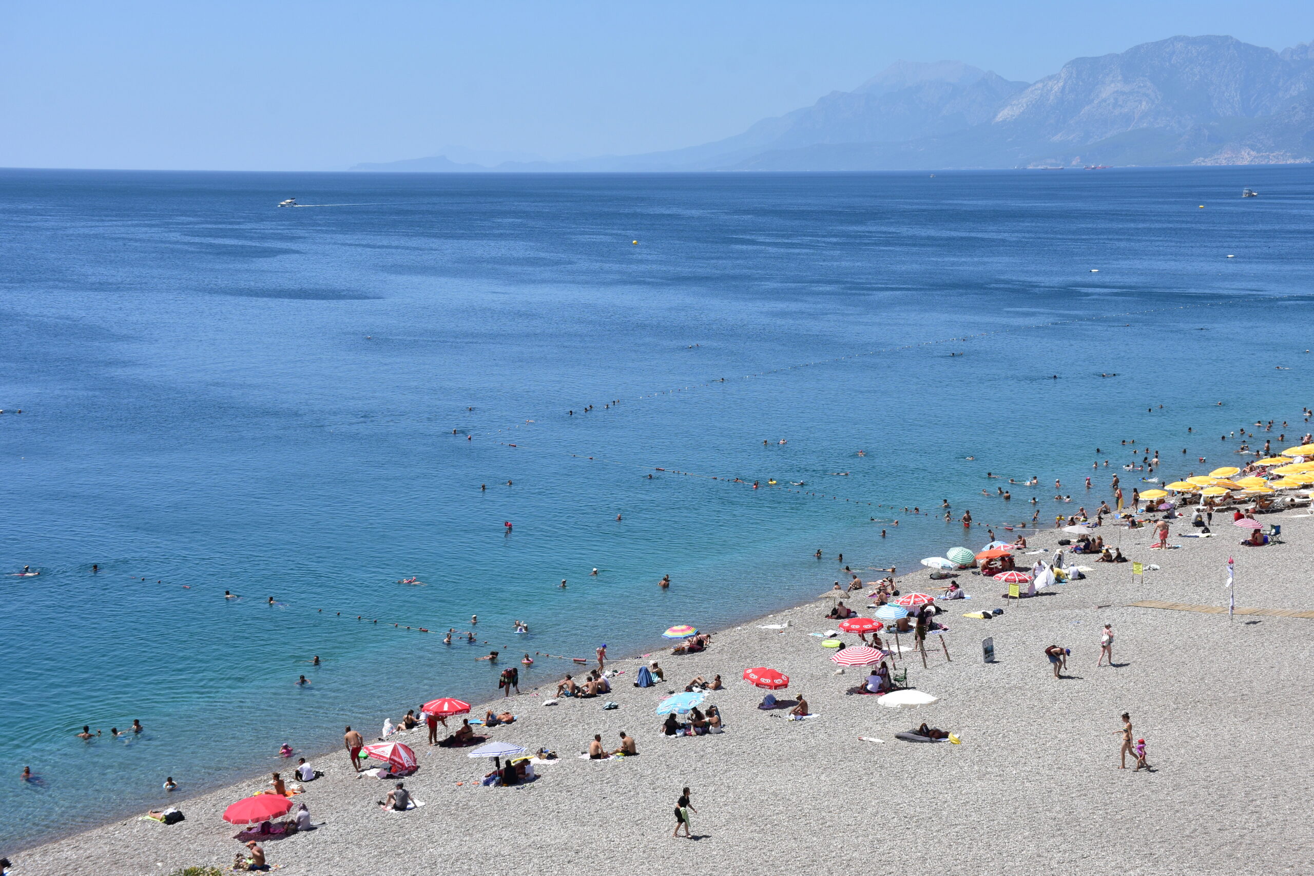 Turizm kentinde sıcak hava bunaltıyor! Hava 44, deniz 27 derece