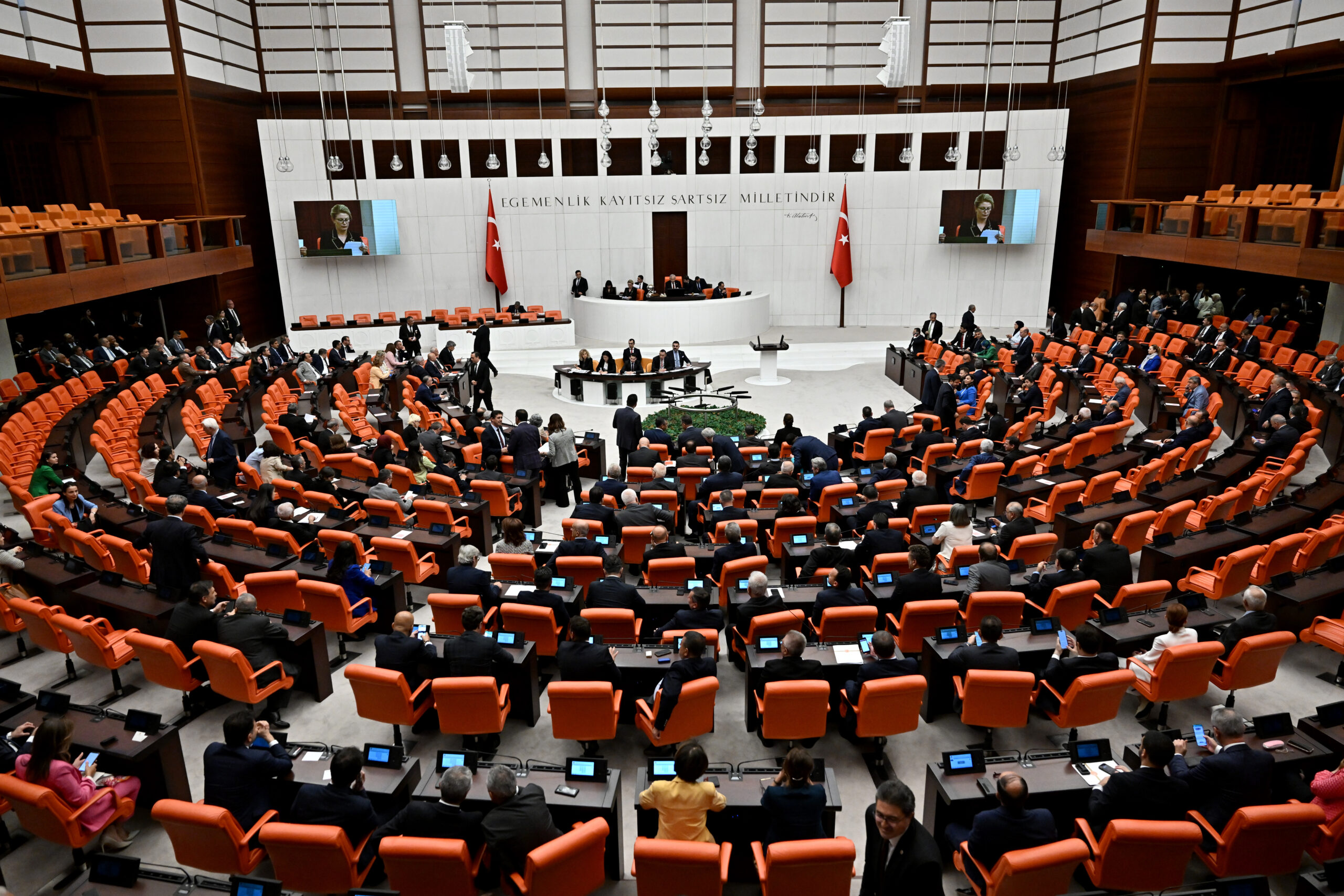 Irak ve Suriye tezkeresi Meclis’ten geçti