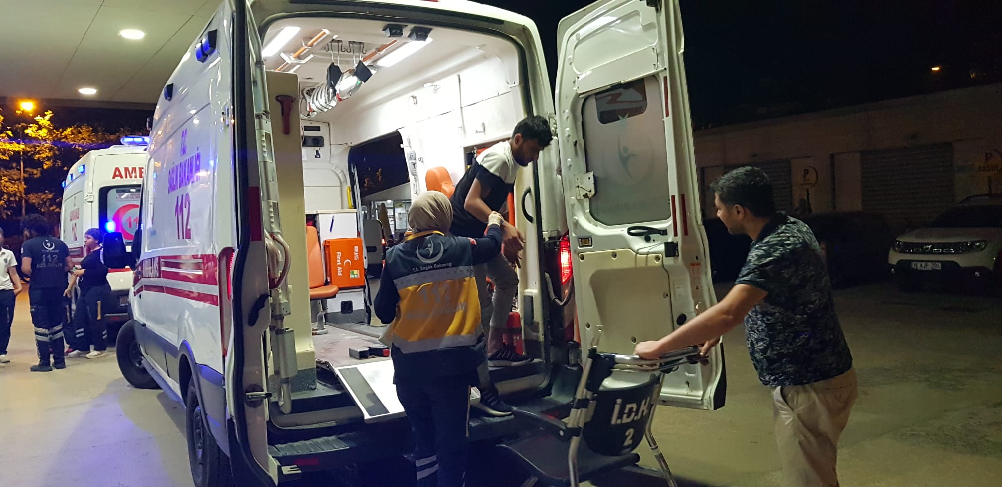 Bursa’da sahipsiz köpeğin saldırısında motosikletten düşen 2 kişi yaralandı Bursa’da sahipsiz köpeğin saldırısında motosikletten düşen 2 kişi yaralandı