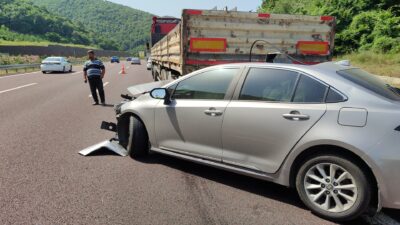 Bursa’da korkunç kaza! Otomobil TIR’a çarptı