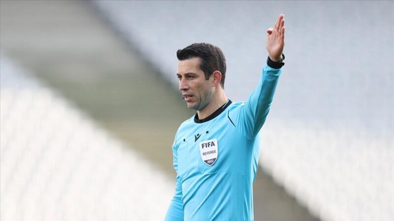 Süper Lig hakemlerinden Ali Palabıyık kendi isteğiyle hakemliği bırakırken, Hüseyin