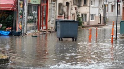 İnegöl’de sağanak yağış hayatı olumsuz etkiledi