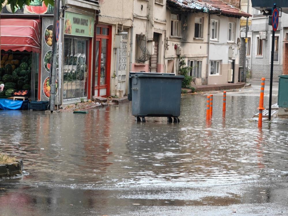 İnegöl’de sağanak yağış hayatı olumsuz etkiledi İnegöl’de sağanak yağış hayatı olumsuz etkiledi