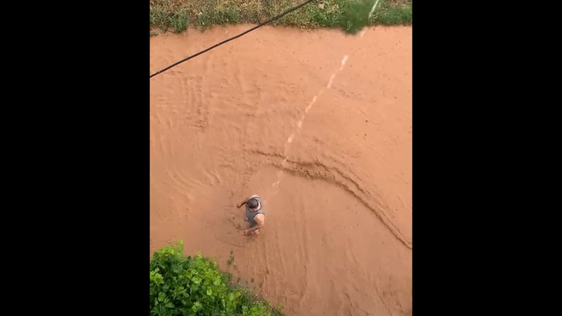Görüntü Bursa’dan… Yağmur suyuyla duş aldı Görüntü Bursa’dan… Yağmur suyuyla duş aldı