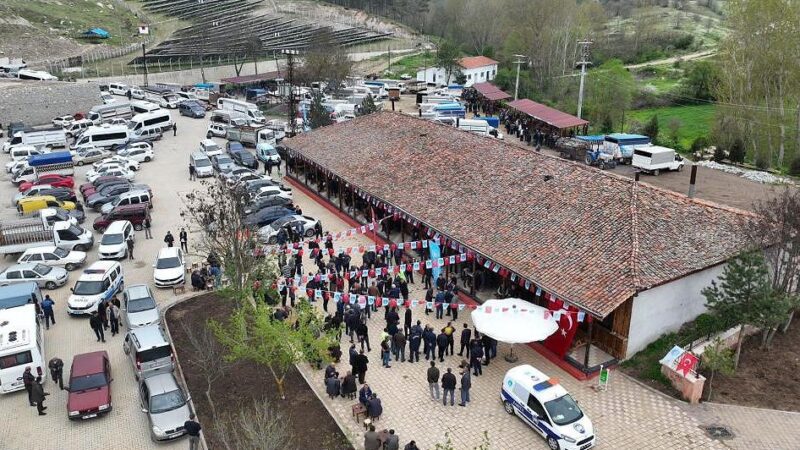 Bursa’da 400 yıldır haftada bir kez pişiyor! O ilçeye akın ediyorlar Bursa'nın Büyükorhan ilçesinde 400 yıldır haftada bir kez pişen kavurma