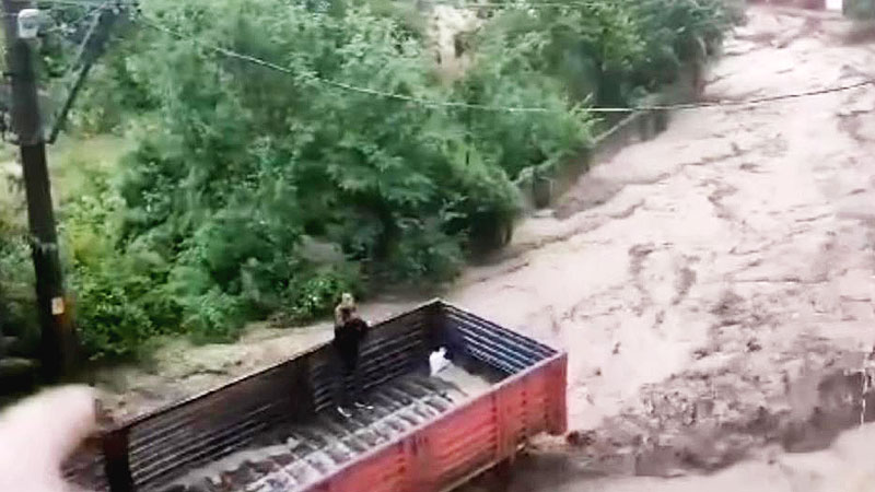 Kamyon kasasında mahsur kaldı! Dehşet anları kamerada