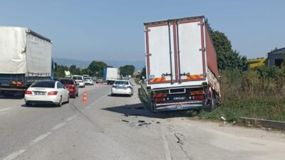 Bursa’da kamyon ile kamyonet çarpıştı