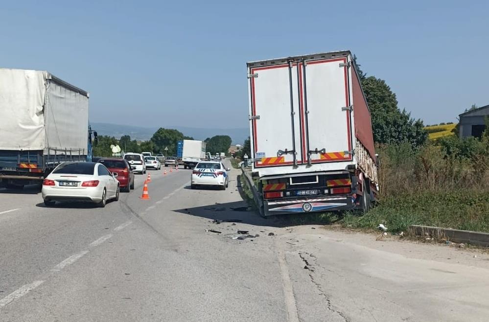 Bursa’da kamyon ile kamyonet çarpıştı