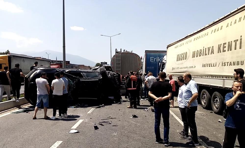 Bursa’da bir tır dehşeti daha! Kırmızı ışıkta bekleyen aracı devirdi…