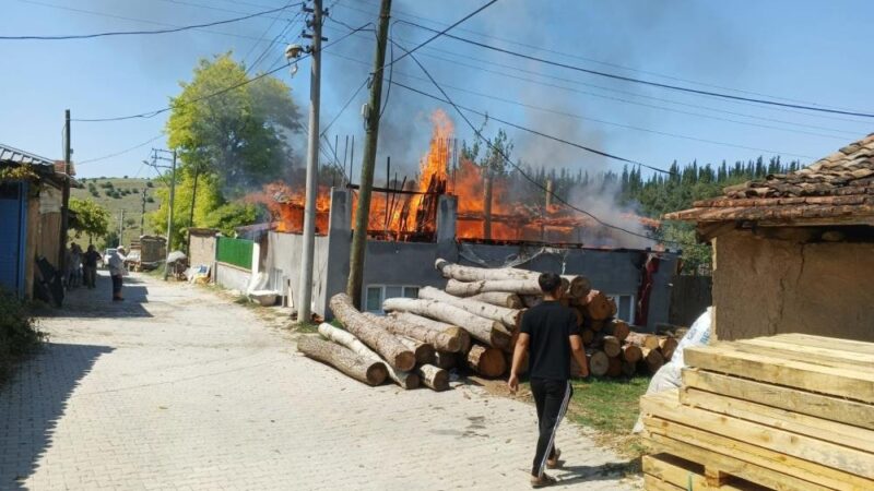 Bursa’da bu ev küle döndü! Yenişehir Kırsal Mahmudiye Mahallesinde elektrik kontağından çıktığı tahmin edilen yangında