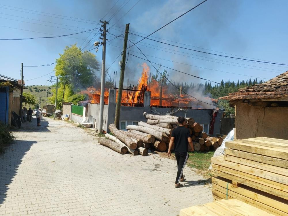 Bursa’da bu ev küle döndü! Bursa’da bu ev küle döndü!
