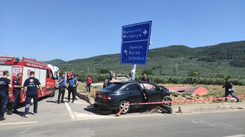 Bursa’da kavşakta facia: Ölü ve yaralılar var Bursa'nın Gemlik ilçesinde iki otomobilin çarpışması sonucu 1 kişi öldü,