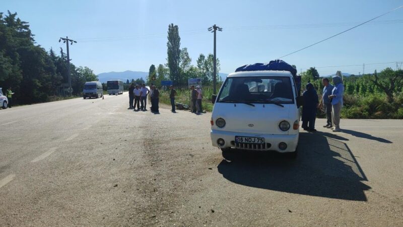 Bursa’nın Orhangazi ilçesinde bir kamyonete motosiklet çarptı. Kazada ağır yaralanan
