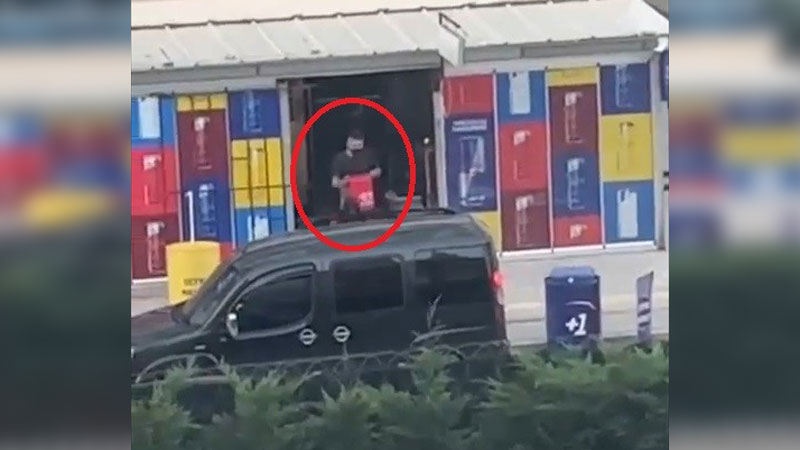 Görüntüler Bursa’dan… Tekel bayisini böyle soydular Görüntüler Bursa’dan… Tekel bayisini böyle soydular