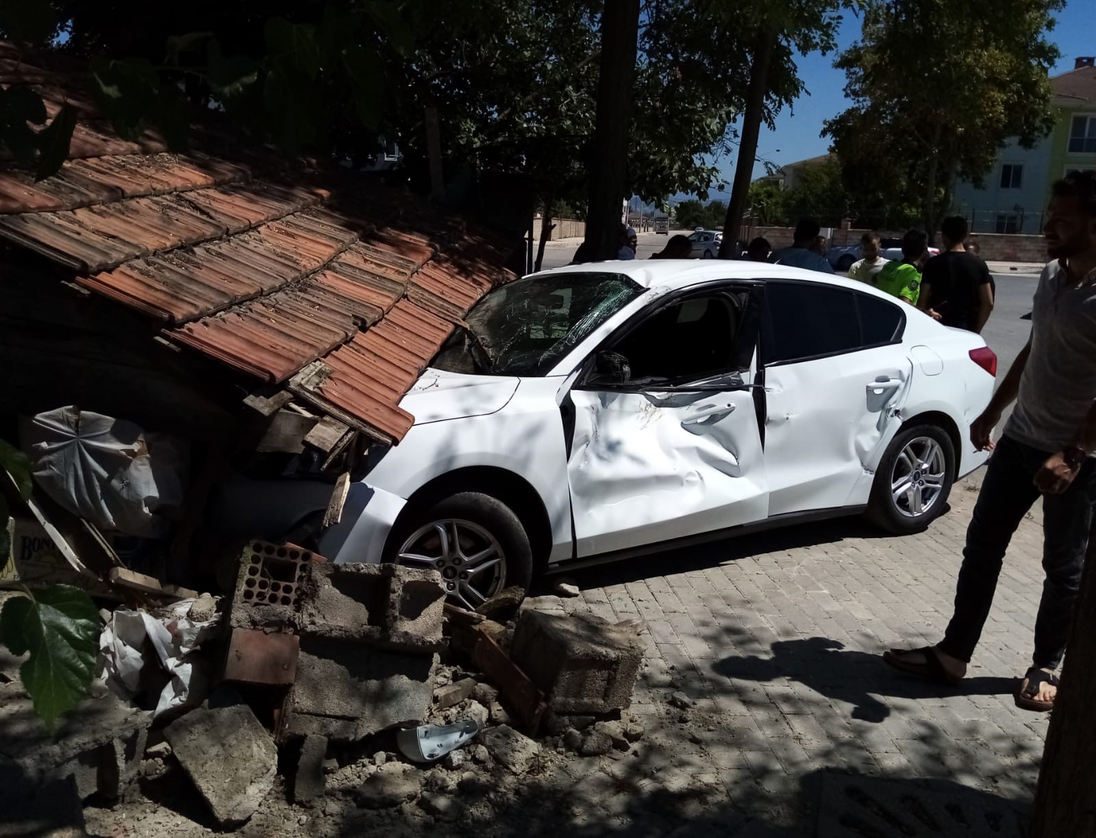 Bursa’da kamyonla çarpışan otomobil bahçeye girdi Bursa’da kamyonla çarpışan otomobil bahçeye girdi