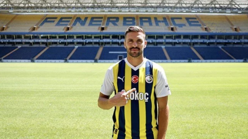 Dusan Tadic Fenerbahçe’de Fenerbahçe, Dusan Tadic ile 2 yıllık sözleşme imzalandığını duyurdu. Sarı