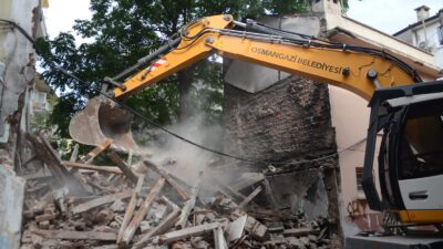 Bursa’da metruk binalar vatandaşın huzuru için yıkılıyor