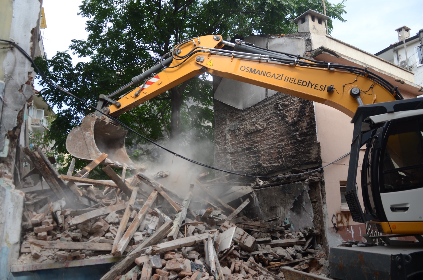 Bursa’da metruk binalar vatandaşın huzuru için yıkılıyor