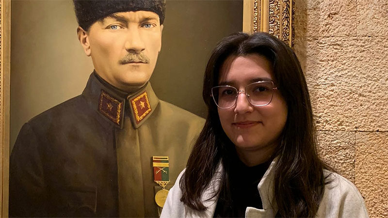 Devlet okulundan zirveye! Türkiye 5.si Şevval, Bursa’nın gururu oldu Ahmet Hamdi Gökbayrak Fen Lisesi mezunu Şevval Tanrıverdi, YKS'de eşit