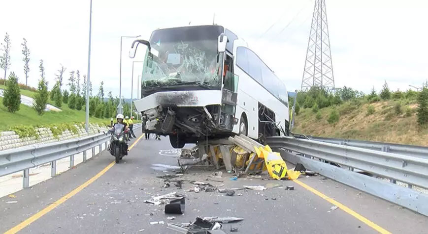 Feci kaza! Otobüs bariyerlerde asılı kaldı Feci kaza! Otobüs bariyerlerde asılı kaldı