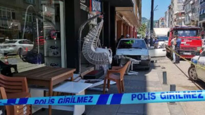 Otomobil, kaldırımdaki 2 kişi ile kamyonete çarptı; 2 yaralı